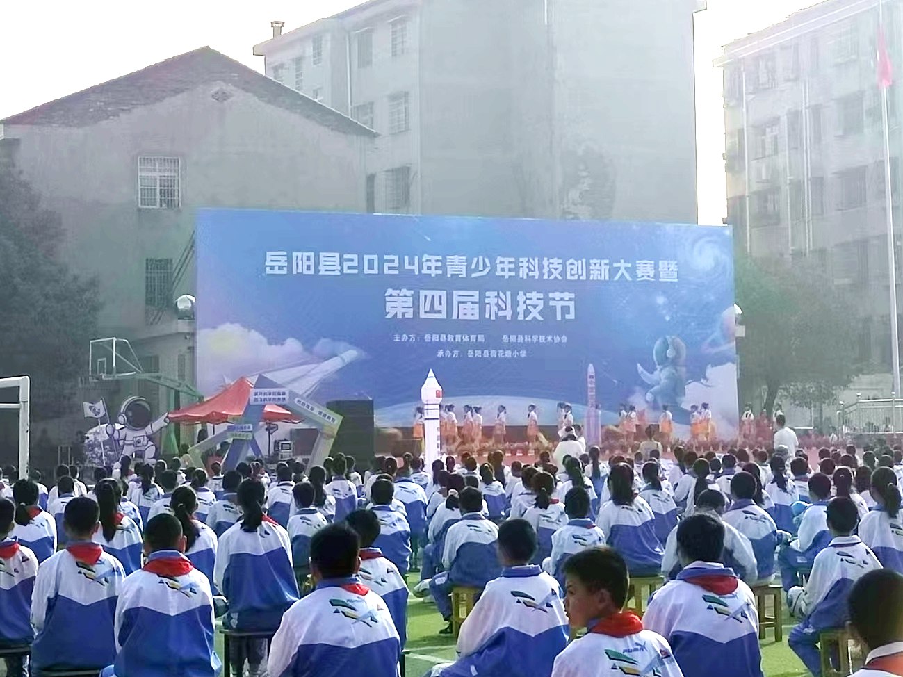 冠亚官方网站（China）在线/注册/登陆/官网宣传车亮相“岳阳县2024年青少年科技创新大赛暨第四届科技节”